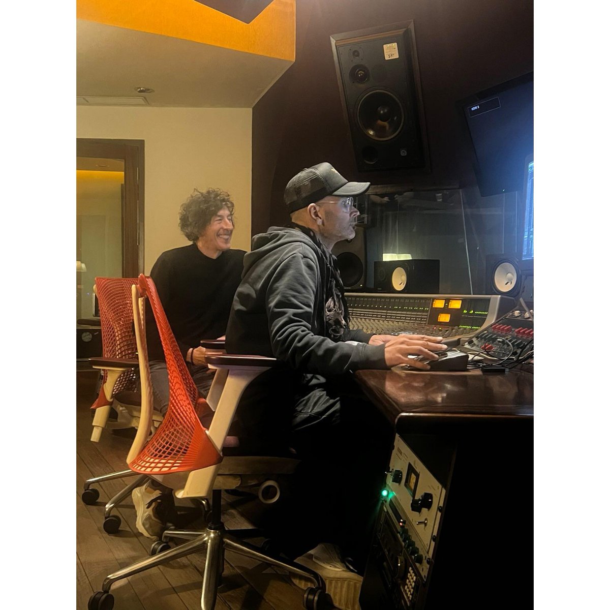 ¡NOTICIAS!

Es oficial, El Cuarteto de Nos empezó a trabajar en lo que será su próximo álbum de estudio. Así lo comunicaron vía redes sociales, en el cual pudimos ver a la banda en el estudio junto a Héctor Castillo, quien nuevamente toma el mando de productor.