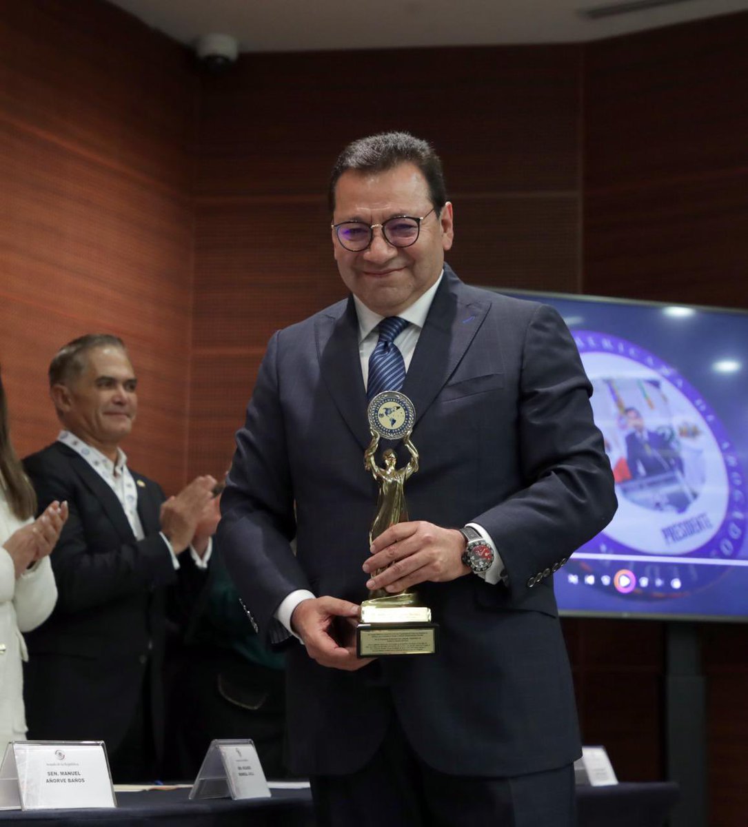 Los abogados tenemos una misión ante la sociedad, misión de consejo, de orientación y difusión del deber ser, del respeto al orden jurídico y al cumplimiento de nuestras leyes. Todo esto en beneficio de la paz y de una mejor convivencia social. Debemos trabajar en beneficio de