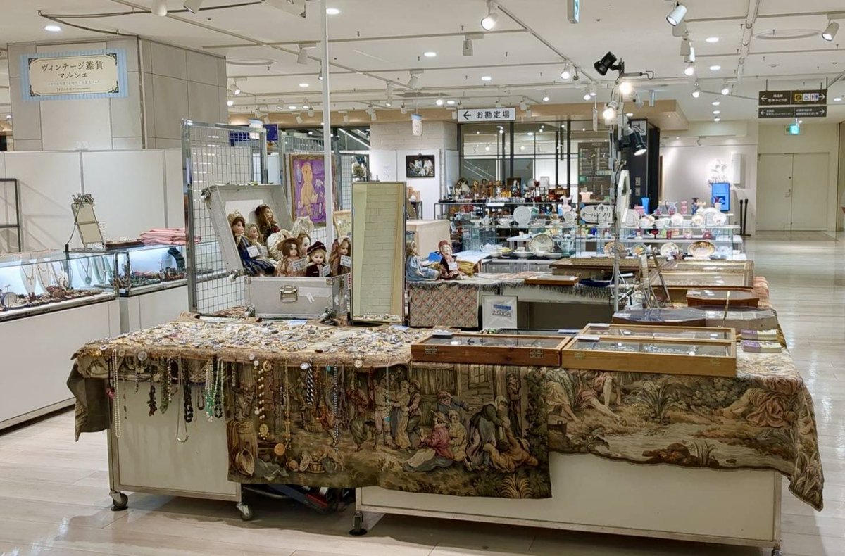 2024年7月10日水曜日から15日月曜日まで阪神梅田本店8階催場にてヴィンテージ雑貨マルシェを開催しています
和洋アンティークが沢山集まり賑わっていますよ
ぜひご来場くださいませ
営業時間10時から20時(最終日は17時閉場)
