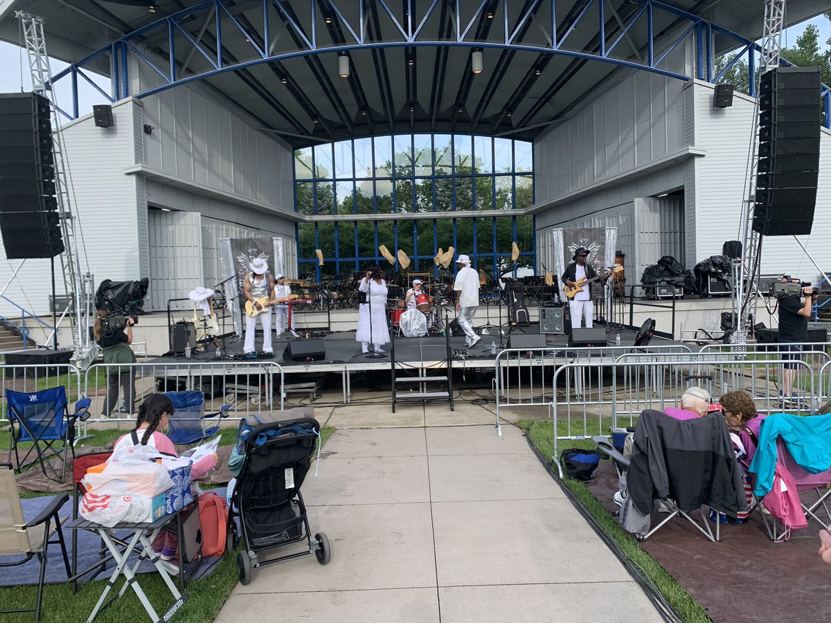 GinnyKlevorn's tweet photo. Beautiful night @PlymouthMN_gov 🎶 in Plymouth. Great night to be outside with @minnorch come enjoy the food trucks #mnleg https://t.co/Yr0PaG2r0W