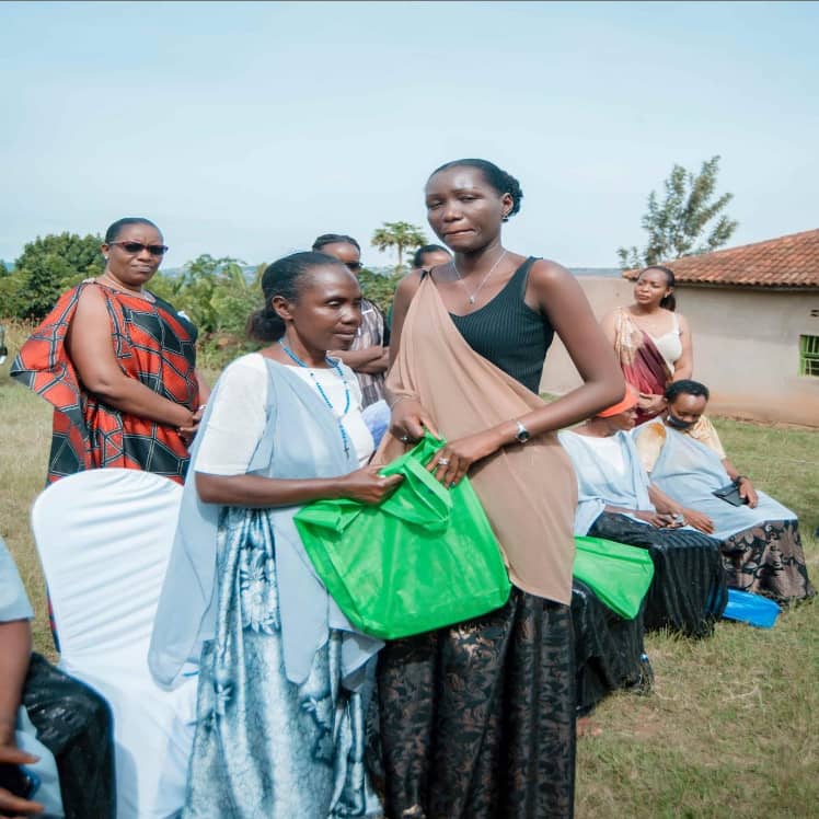 PAE_rwanda's tweet photo. After Visiting Gisozi memorial site,@PAE_rwanda and Leaders of Nyarugenge district visited widow survivors of Genocide against Tutsi 1994 in Mageragere sector where they gave them some basic needs like clothes,....May26,2022 https://t.co/pWVb87cwbC