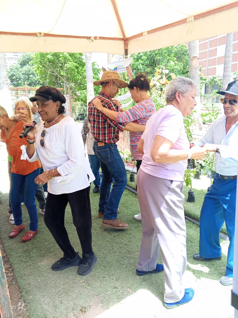 🌱 Adultos mayores de Caracas, se reunieron en el Organopónico Bolívar 1, participaron en la actividad "Cultivando Amor con los Abuelos" para adquirir conocimientos sobre Agricultura Urbana y el compostaje.

<a href="/NicolasMaduro/">Nicolás Maduro</a>

#PoesíaMundialEnVenezuela