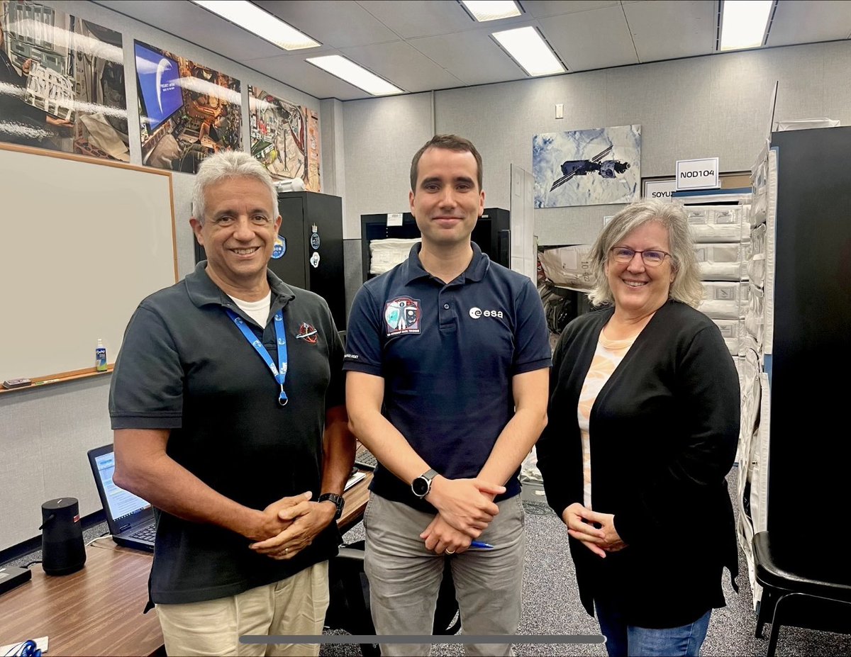 ✍️ 𝘈𝘴𝘵𝘳𝘰𝘯𝘢𝘶𝘵 𝘊𝘩𝘳𝘰𝘯𝘪𝘤𝘭𝘦𝘴 - 𝘎𝘦𝘵𝘵𝘪𝘯𝘨 𝘣𝘢𝘤𝘬 𝘵𝘰 𝘴𝘤𝘩𝘰𝘰𝘭 📚 😊 

📚 Spacesuit fittings and parabolic flights are all well and good, but they're not our daily routine 💁‍♂️ . Most of the time we have classes. And exams. That's right 😊 .

💻 I recently