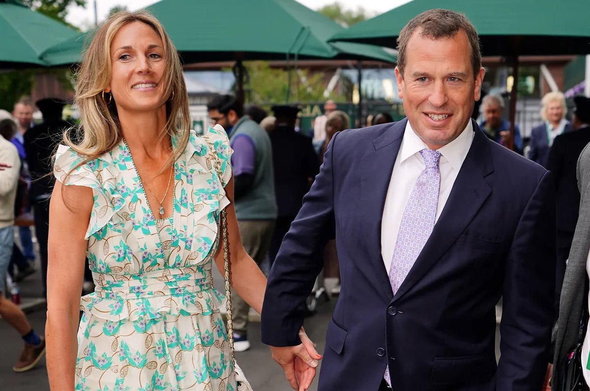 lady_doi's tweet photo. 🎾  Wimbledon can reveal a lot (of useless facts) about the Royals.  👑 

The Queen has a bandage on her leg, but she shouldn’t feel embarrassed because she was greeted by the Chair of The All England Club Deborah Jevans in ballet flats!  🩹🥿

Camilla’s sister Annabel is juggling not one but two drinks in the Royal Box.  🍸🥤🥴

Zara has Morton’s toes where her second toes are longer than her first (which up to 30% of us do) but she’s rocking a lovely pedi.  🦶💅

And her brother Peter appears to need a partner. Here he is with his latest squeeze, Harriet Sperling. Can anyone keep up with his love life?!  
👫 👩🏼‍❤️‍👨🏻👩🏼‍🤝‍👨🏻