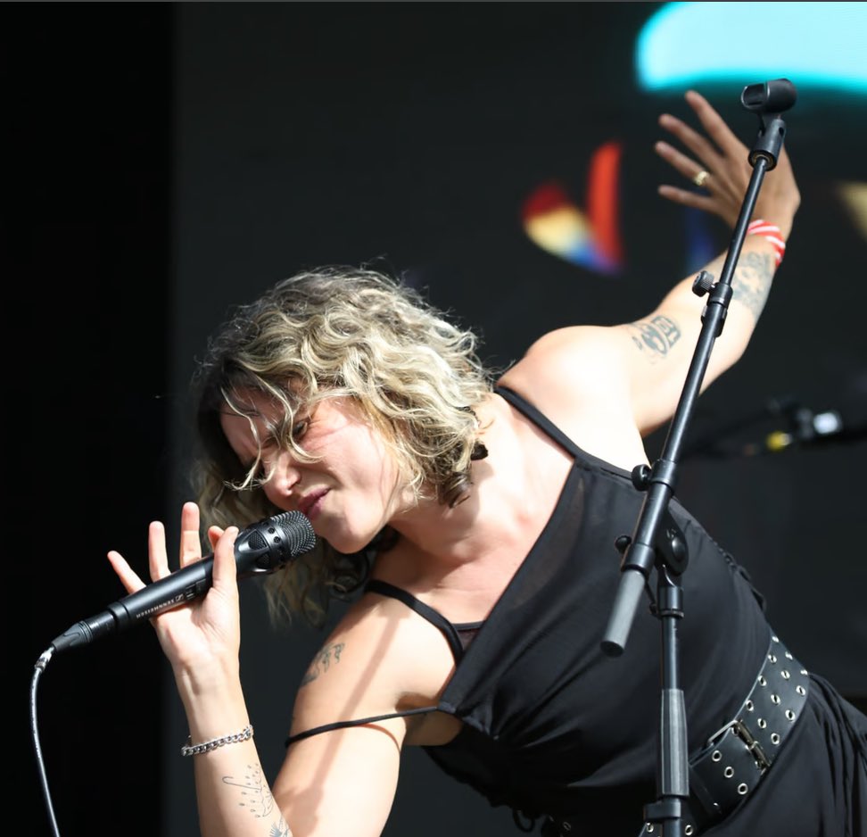 Sarah from Blue Violet smashing it 🎶📸🔥