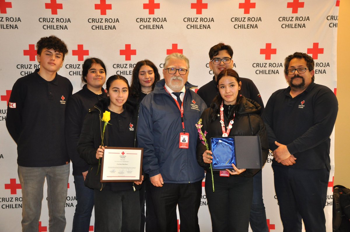 CRJChile's tweet photo. 3/3 En esta ceremonia se reconoció el trabajo de voluntarios y voluntarias de Juventud, como también se reconoció el trabajo de otras organizaciones que trabajan en juventud; agradecemos la participación y compromiso de cada persona que hacen a Cruz Roja Juventud 🙌🏻⛑️#CruzRoja https://t.co/wJ4Qtpsy9t