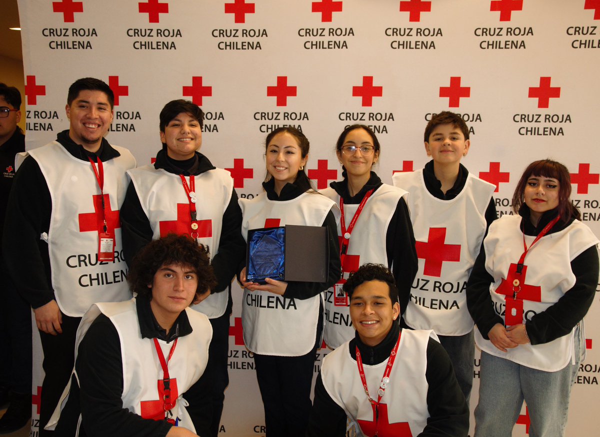 CRJChile's tweet photo. 3/3 En esta ceremonia se reconoció el trabajo de voluntarios y voluntarias de Juventud, como también se reconoció el trabajo de otras organizaciones que trabajan en juventud; agradecemos la participación y compromiso de cada persona que hacen a Cruz Roja Juventud 🙌🏻⛑️#CruzRoja https://t.co/wJ4Qtpsy9t