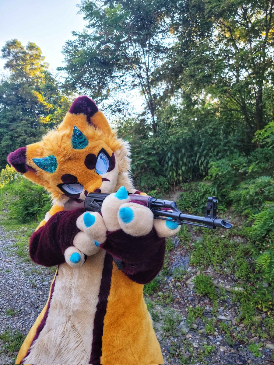 Was apart of a hangout with <a href="/Hakusei15/">Hakusei/白青 🔜IDK</a> <a href="/Trey158/">Trey Hendrix</a> I think I hit the target lol