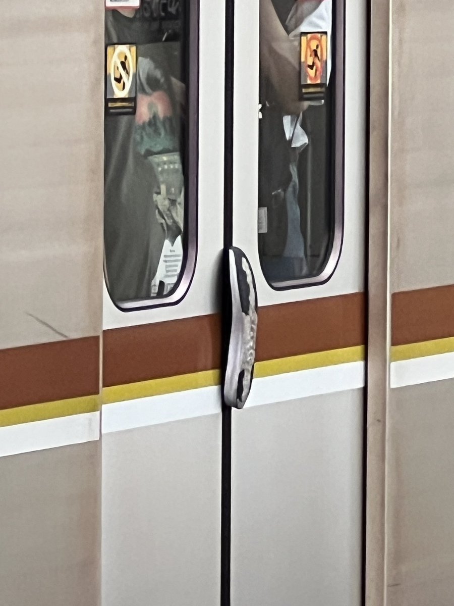 kitashinden_tw's tweet photo. 電車から靴でてたけど、靴の素材柔らかい https://t.co/tNU75aVeZm