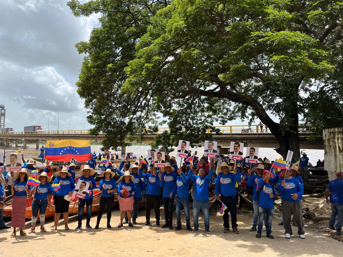 Jcloyo's tweet photo. Apure. La del Comandante Chávez y del Presidente @NicolasMaduro así nos recibieron en el Puente Maria Nieves en San Fernando. Llegamos a cumplir la orden del Presidente de máxima atención y apoyo al Pueblo Pescador! @eduardopiate2 @Minpescave2 https://t.co/cPZ4hjkW7Q