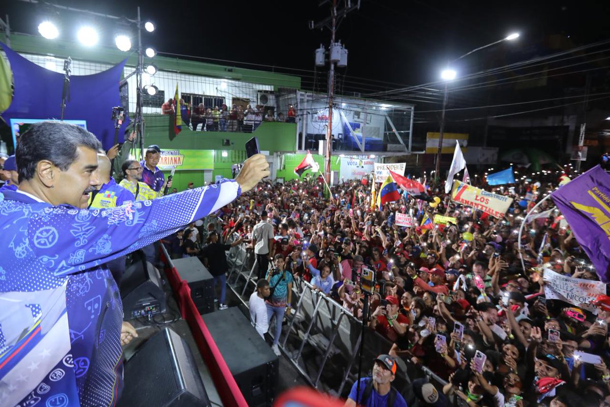 PresidencialVen's tweet photo. #DeInterés 📰| El jefe de Estado @NicolasMaduro puso en relieve que la Revolución Bolivariana ha promovido cambios verdaderos a favor del pueblo con programas sociales como el 1x10 del Buen Gobierno. “Bendito el día en que lo creé”, expresó. 

Destacó igualmente los logros alcanzados con el Plan de Producción Nacional, con el que “pasamos de importar el 85 % de alimentos a producir el 100 % de alimentos acá en Los Llanos”.