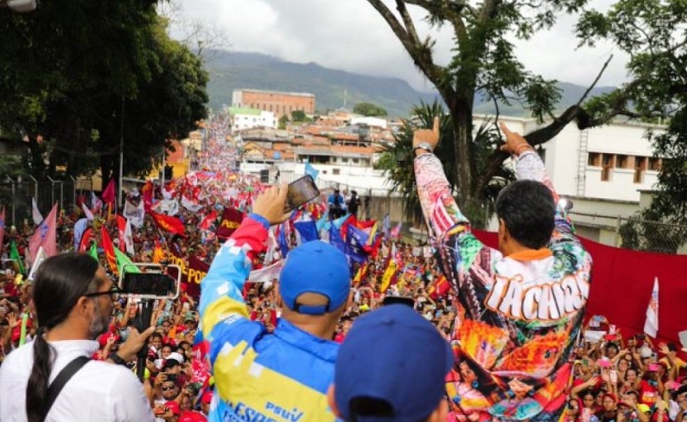 SierraCarlosVEN's tweet photo. ¡Vamos por una victoria contundente!

Así fue el recibimiento del candidato de la paz, @NicolasMaduro en San Cristóbal, estado Táchira. 

#NicolasEsVictoriaYPaz https://t.co/lXty0Cwzkt
