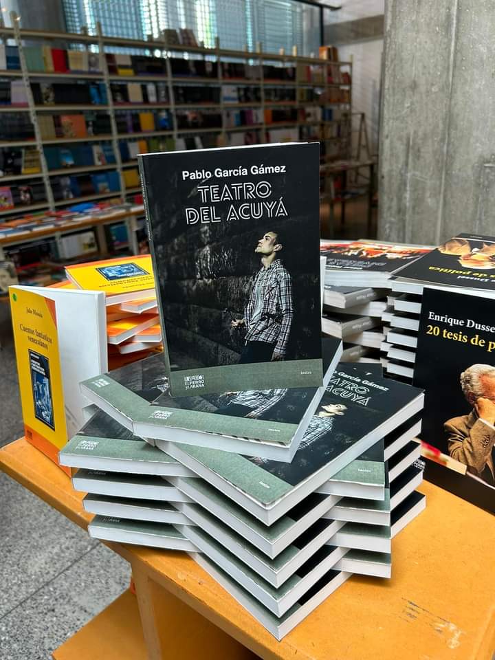 El <a href="/CatirePablo/">Pablo García Gámez</a> llega a la <a href="/filven_cultura/">FILVEN</a> de la mano de la Compañía Nacional de Teatro y <a href="/elperroylarana/">El perro y la rana</a> con su libro "Teatro del Acuyá" donde incluimos su dramaturgia contemporánea. Búscalo en el stand del Perro y la Rana.