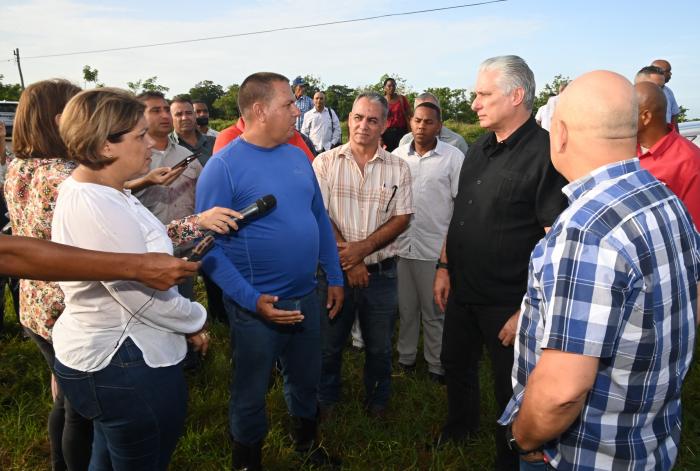 cdr_cuba's tweet photo. Por sexta ocasión desde que inició el año, el Primer Secretario del Comité Central del @PartidoPCC  y Presidente de la República, @DiazCanelB, llegó este miércoles a Melena del Sur, en Mayabeque. 

#CDRCuba #Cuba #SomosDelBarrio https://t.co/XxCiqVmag6