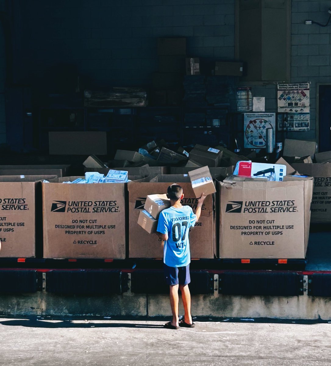 vinceayg_'s tweet photo. All Stafford Tees/Hats have shipped๐ฅ Aubrey has been packing as well and putting all pins together. Now I have my lil cousin working all summer to save up for his school clothes ๐ฅ๐๐ผ #AmazeThemPinz #NoTablets https://t.co/UdB2LzcFSZ