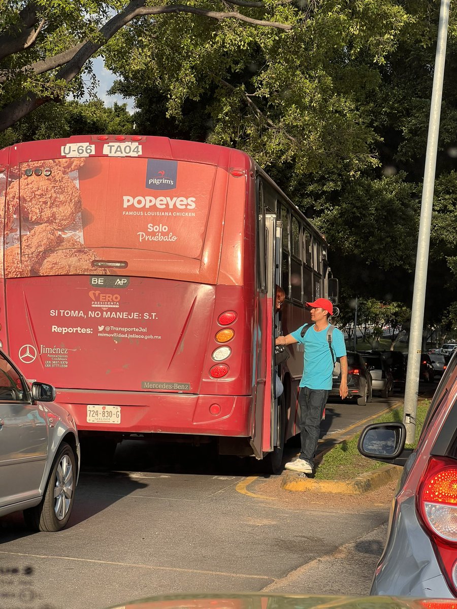 dahepa_4's tweet photo. Bajando pasaje en lugar prohibido … Lázaro Cárdenas … @TransporteJal @TraficoZMG_  @Trafico_ZMG https://t.co/lf7KVInt0k