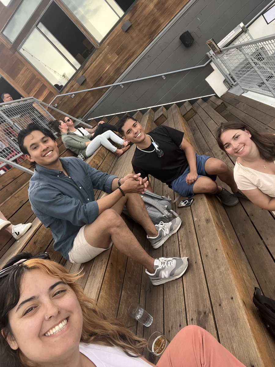 We’re at Avanti! Come join our monthly meeting and meet other young dems 💙