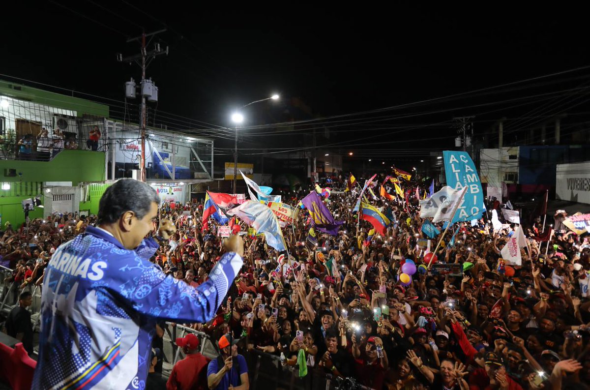 #AsiLoDijo 📰| La victoria perfecta del pueblo se traducirá en el "triunfo de la paz, la estabilidad, de los derechos humanos, del derecho al futuro que tenemos, triunfo de la Constitución”, recalcó el presidente <a href="/NicolasMaduro/">Nicolás Maduro</a>.