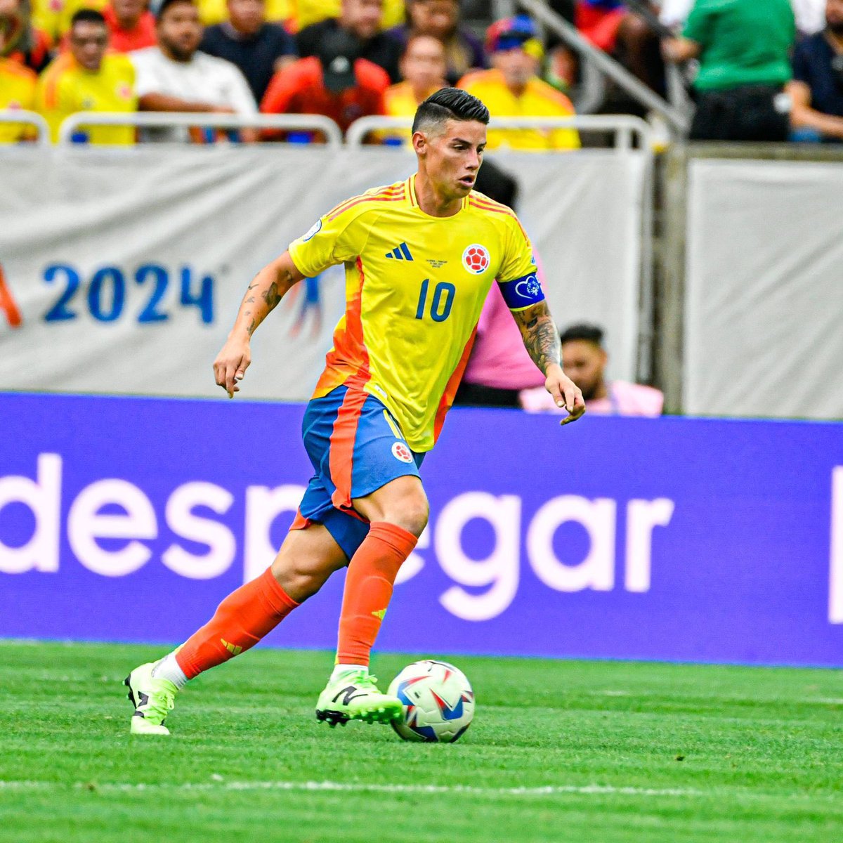 Juezcentral's tweet photo. OFICIAL. Récord absoluto en Copas América. James Rodríguez es el máximo asistidor histórico en una misma edición del torneo, superando a Messi en 2021. 6 asistencias en 5 partidos.

La pelota siempre a James David. https://t.co/C9yw2erOH3