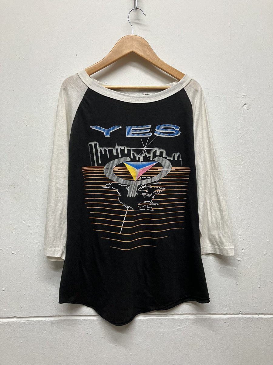 slap_multiroom's tweet photo. 【70s専門古着屋 柊-Hiragi- ✖︎ 古着屋PALS TOKYO】
ポップアップ出品商品

80s Yes ラグランTシャツ
size:L
¥12,800 taxin
—
#yes
#イエス
#プログレッシブロック
#プログレ
#ロックtee
#バンドtee
#70sファッション
#70sスタイル
#70s好きな人と繋がりたい 
#昭和レトロ
#70s古着
#80s古着 https://t.co/avkHlJX1Rr