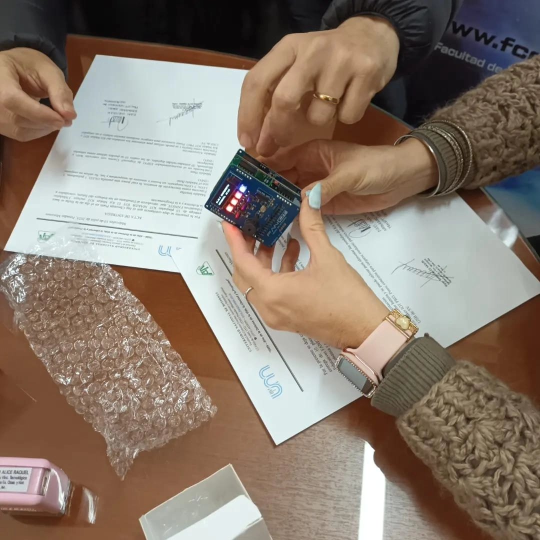 ●𝗙𝗔𝗡𝗜𝗢𝗧 entregó Placas Educativas 𝗞𝗶𝘁 𝗠𝗮𝗸𝗲𝗿 a la 𝗙𝗖𝗘𝗤𝘆𝗡 de la 𝗨𝗡𝗮𝗠. Estas serán usadas en cursos y proyectos a partir del 2º cuatrimestre de 2024. La entrega la hizo el Ing. Christian Piatti y fue recibida por la Mg. Alice Rambo. #hechoenmisiones