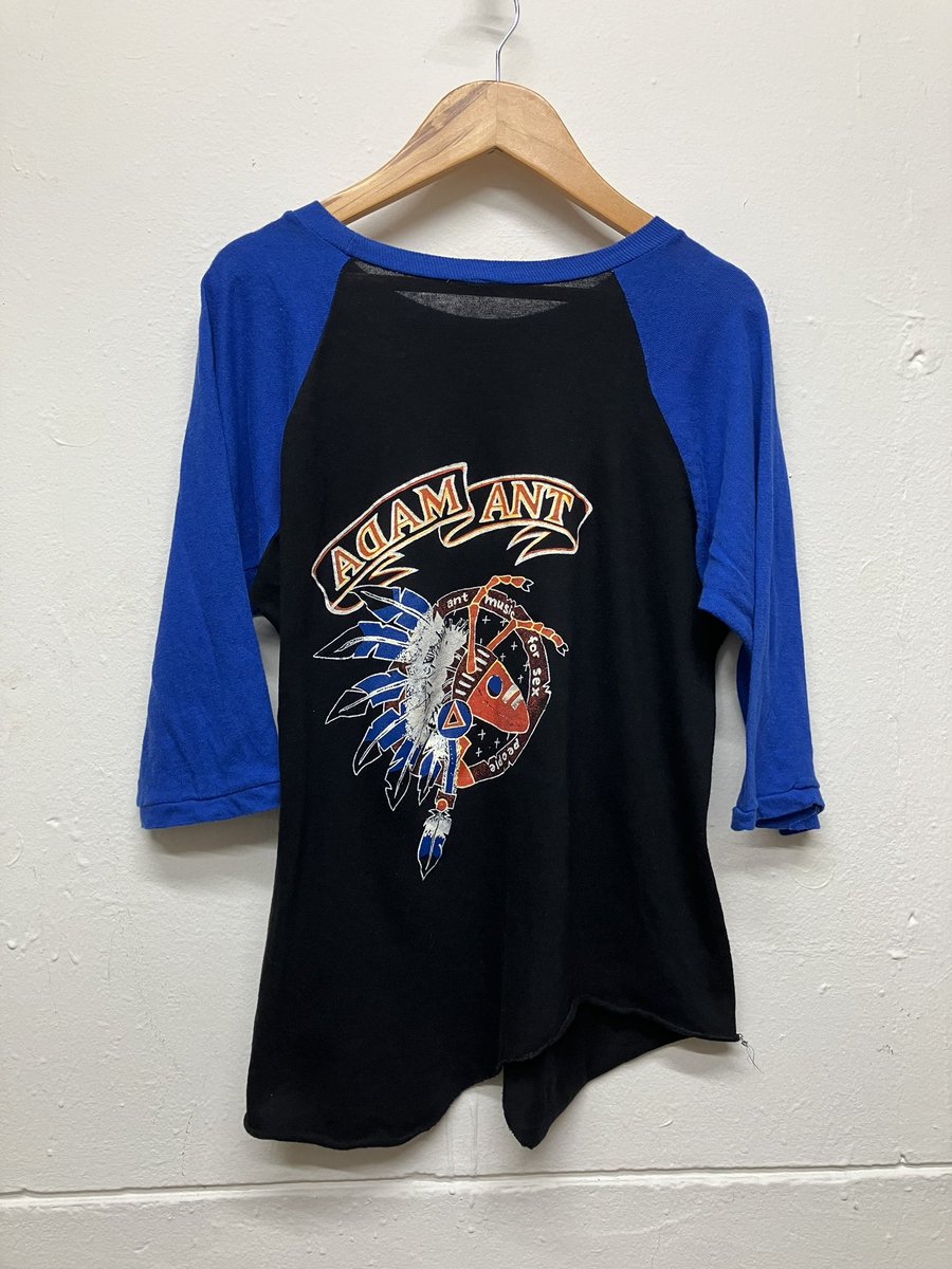 slap_multiroom's tweet photo. 【70s専門古着屋 柊-Hiragi- ✖︎ 古着屋PALS TOKYO】
ポップアップ出品商品

80s アダム・アント ラグランTシャツ
size:about S〜M
¥8,500 taxin
—
#アダムアント#ニューロマンティック#ニューウェーブ#ポストパンク#ロックtee#バンドtee#70sファッション#70s好きな人と繋がりたい #80s古着 https://t.co/l0V357wB0J