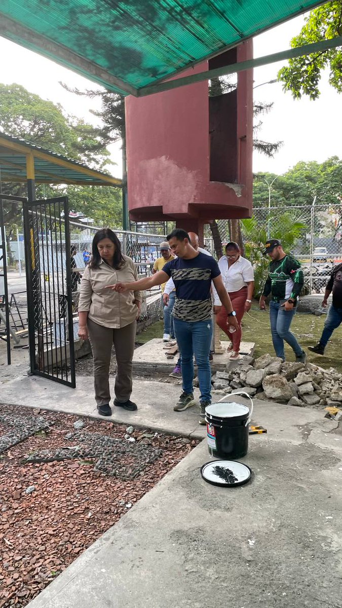 gestionperfecta's tweet photo. El Registro Civil de la parroquia El Paraíso se transforma, con la rehabilitación de sus áreas externas e internas.

Los equipos trabajando en la cerca perimetral, espacios de espera, así como en la impermeabilización del techo, entre otros.

#PoesíaMundialEnVenezuela https://t.co/vEqON35i9d