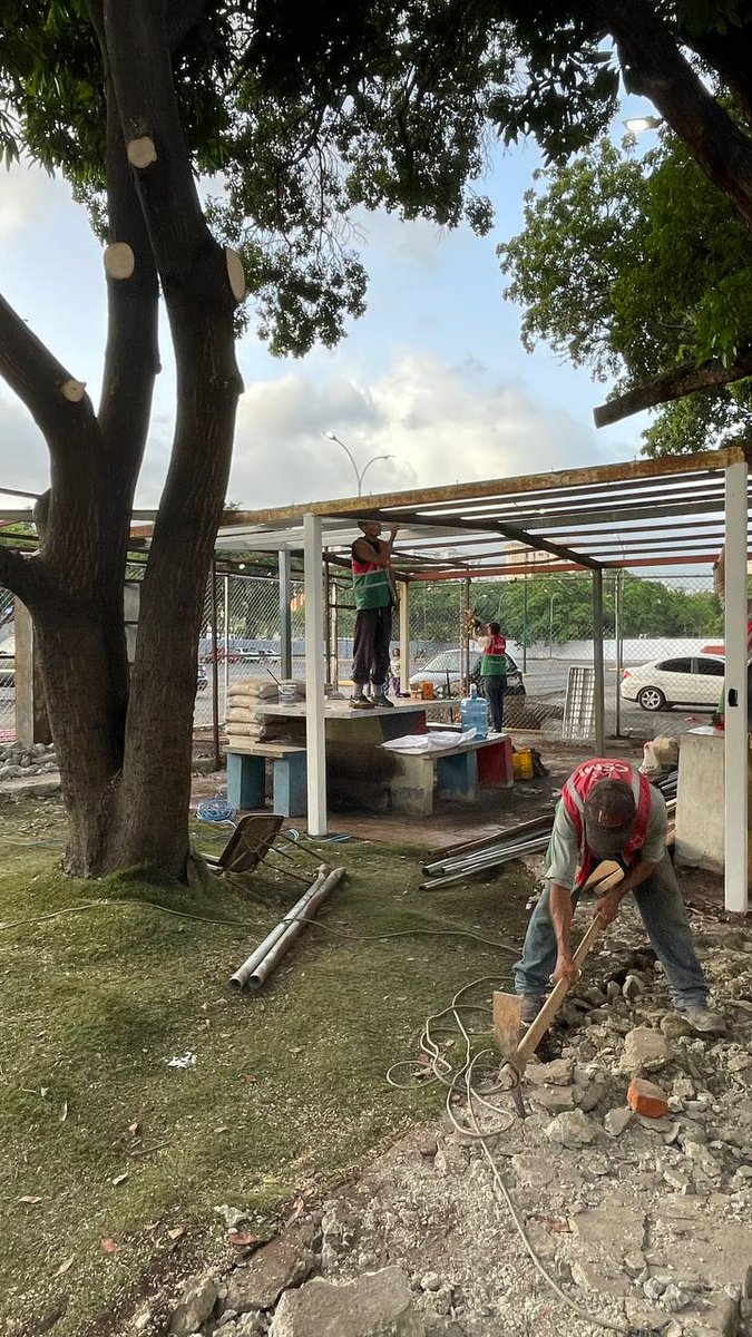 El Registro Civil de la parroquia El Paraíso se transforma, con la rehabilitación de sus áreas externas e internas.

Los equipos trabajando en la cerca perimetral, espacios de espera, así como en la impermeabilización del techo, entre otros.

#PoesíaMundialEnVenezuela