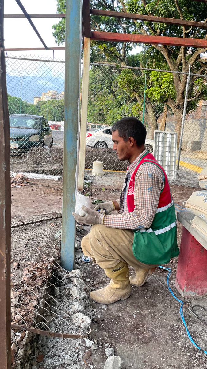 gestionperfecta's tweet photo. El Registro Civil de la parroquia El Paraíso se transforma, con la rehabilitación de sus áreas externas e internas.

Los equipos trabajando en la cerca perimetral, espacios de espera, así como en la impermeabilización del techo, entre otros.

#PoesíaMundialEnVenezuela https://t.co/vEqON35i9d