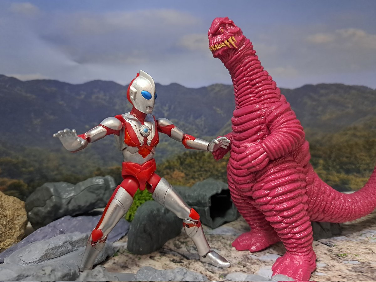 当時の食玩であるDXビッグウルトラマンのゴモラとレッドキング(と