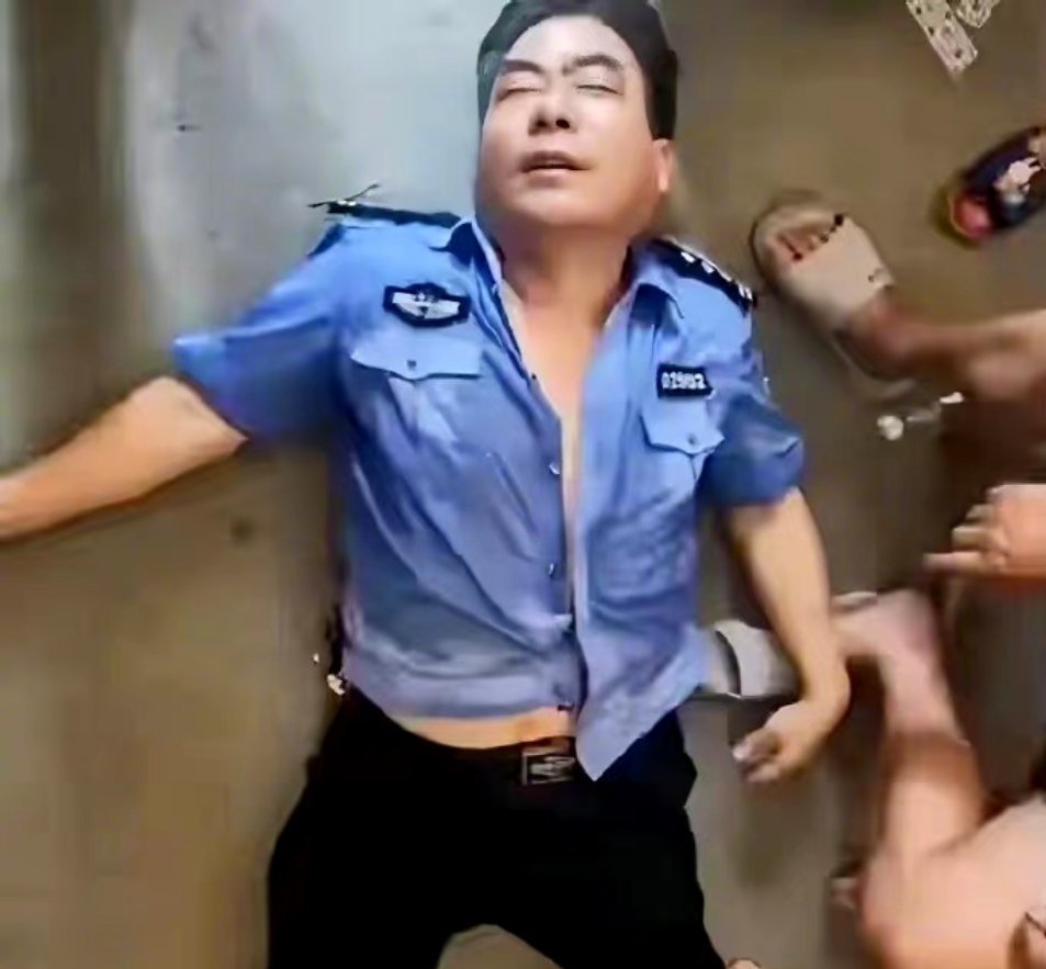 hezehua5's tweet photo. 杨旭恒，连续救出51人后，被巨浪冲走、失联10多个小时后，凭借过硬的身体素质和顽强的求生能力，在归来的途中，再次救助6名受困群众。人民的好警察，真正的人民英雄！[鲜花][鲜花] ​🌹🌹🌹👍👍👍 https://t.co/CJvcW4odzg