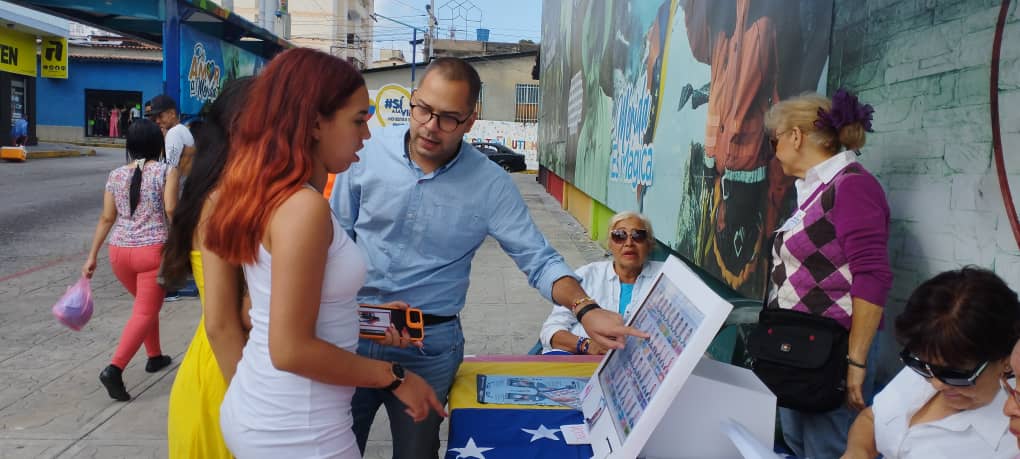 Seguimos en cada uno de nuestros municipios organizandonos y enseñando a votar

Hoy desde el Municipio Libertador junto al comité municipal y parroquial en compañía de nuestros compañeros <a href="/ElsaGamez_28/">Elsa Gamez</a> <a href="/AnyelaDuarte7/">Anyela Duarte</a> y <a href="/GuidoMercadoD/">Guido Mercado</a>  y miembros de la UNIDAD enseñamos a votar