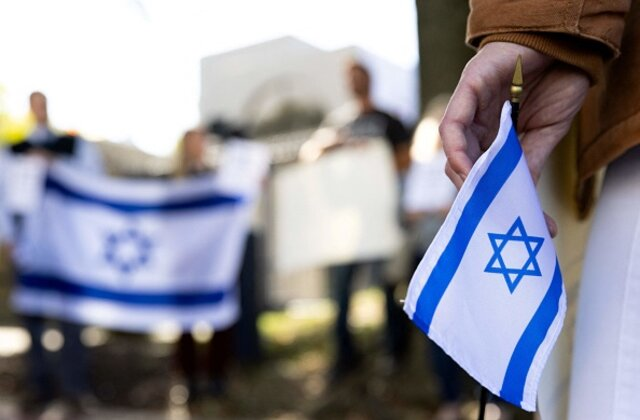 🔹Có phải Israel hay người Do Thái chính là thế lực đứng sau chi phối thế giới này?
Các quan điểm được đưa ra là:

- 🇺🇲 Giới tinh hoa chính trị ở Mỹ đều bị người Do Thái kiểm soát (thông qua các hội kín mà đại diện là Hội Tam Điểm)

- 🇬🇧 Đệ nhất phu nhân