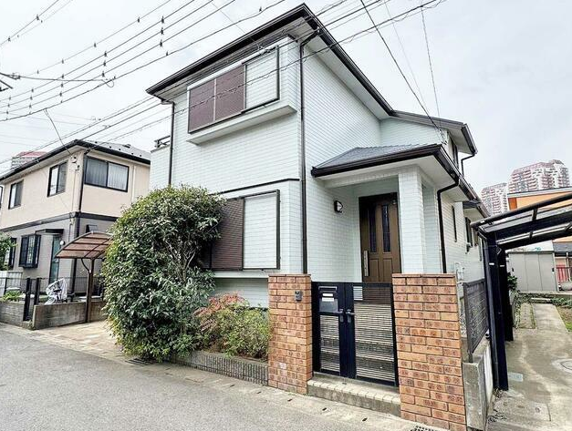 This spacious Japanese single family house, located just 65 miles