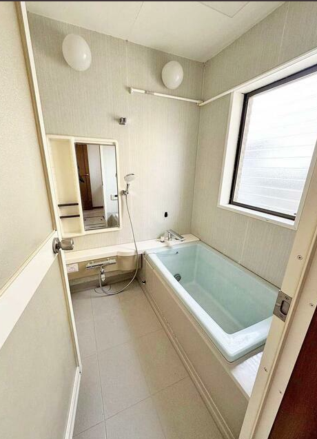 This spacious Japanese single family house, located just 65 miles