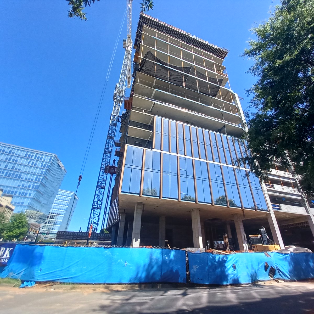 HomesoftheSouth's tweet photo. #Southend of #Charlotte is still growing upward with a 45 story Queensbridge tower and 24 story Linea both apartment buildings.  #cltskyline @CLTdevelopment #cltcranes #charlotterising https://t.co/ELHkjXWdgQ
