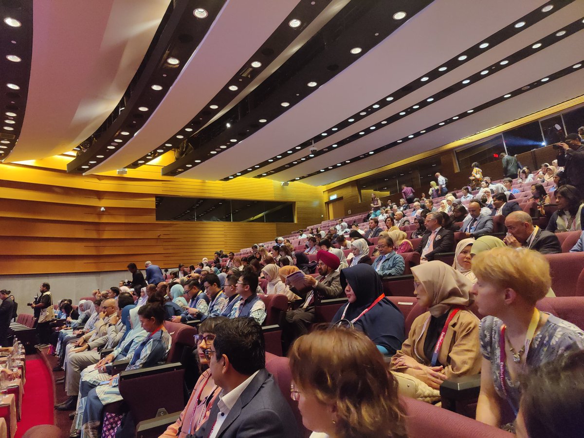 tweetsavleen's tweet image. Opening ceremony of the WSPOS in a full hall!!
#wspos #wcposV