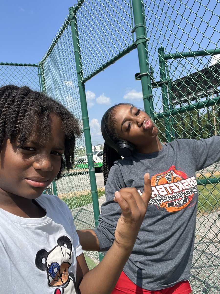 adoreezhaa's tweet photo. me and my brother walked 15-20min to a outside court today just to get some extra reps in!! 🔥🔥#workkk #dedication #d1mindset https://t.co/zjSmVVb55m