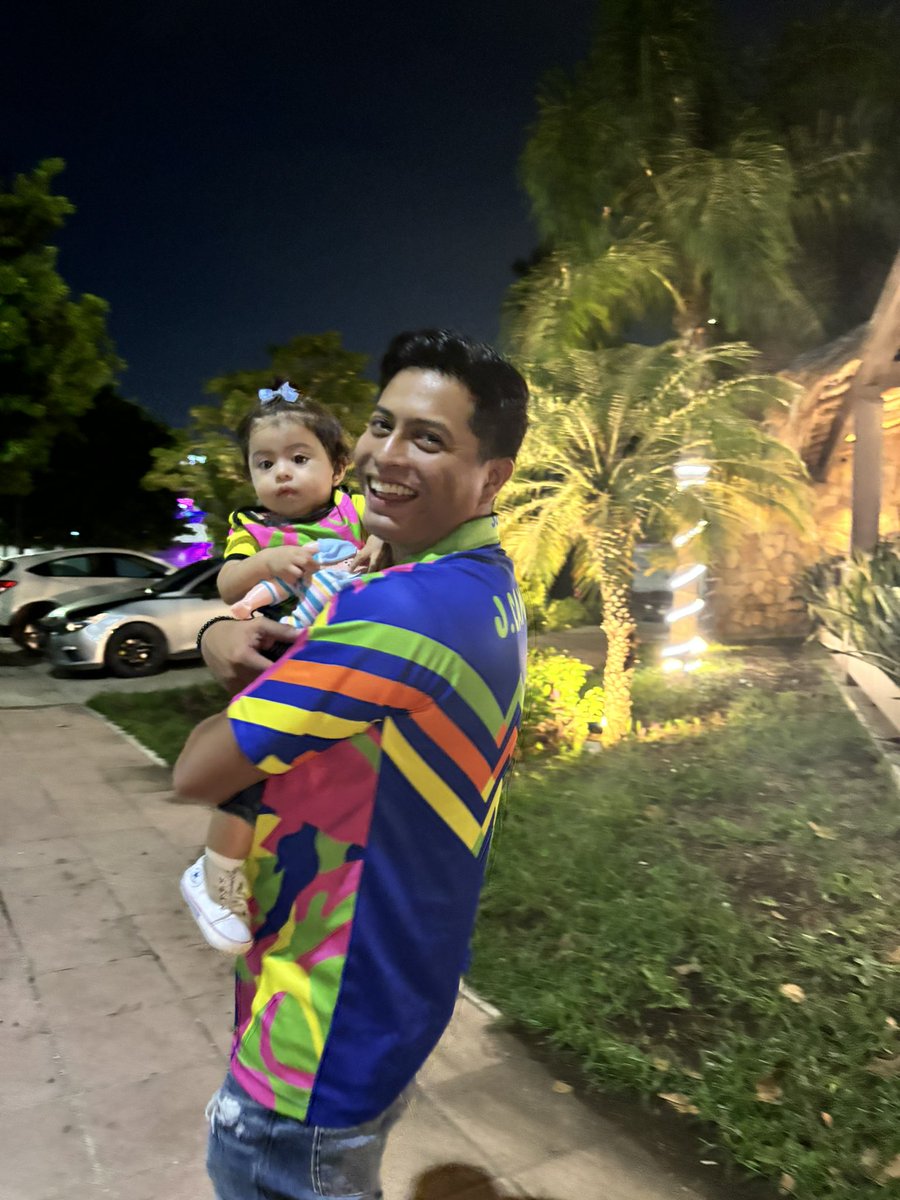 paoola_mich's tweet photo. Mi esposo fan desde niño de @innortal_ y hoy con su niña vestidos de JC.

Pensando muy seriamente, en regalarle las chanclas 🩴 @Innmortal_ #Jorgecampos #Fan https://t.co/PlHoVcj8YR