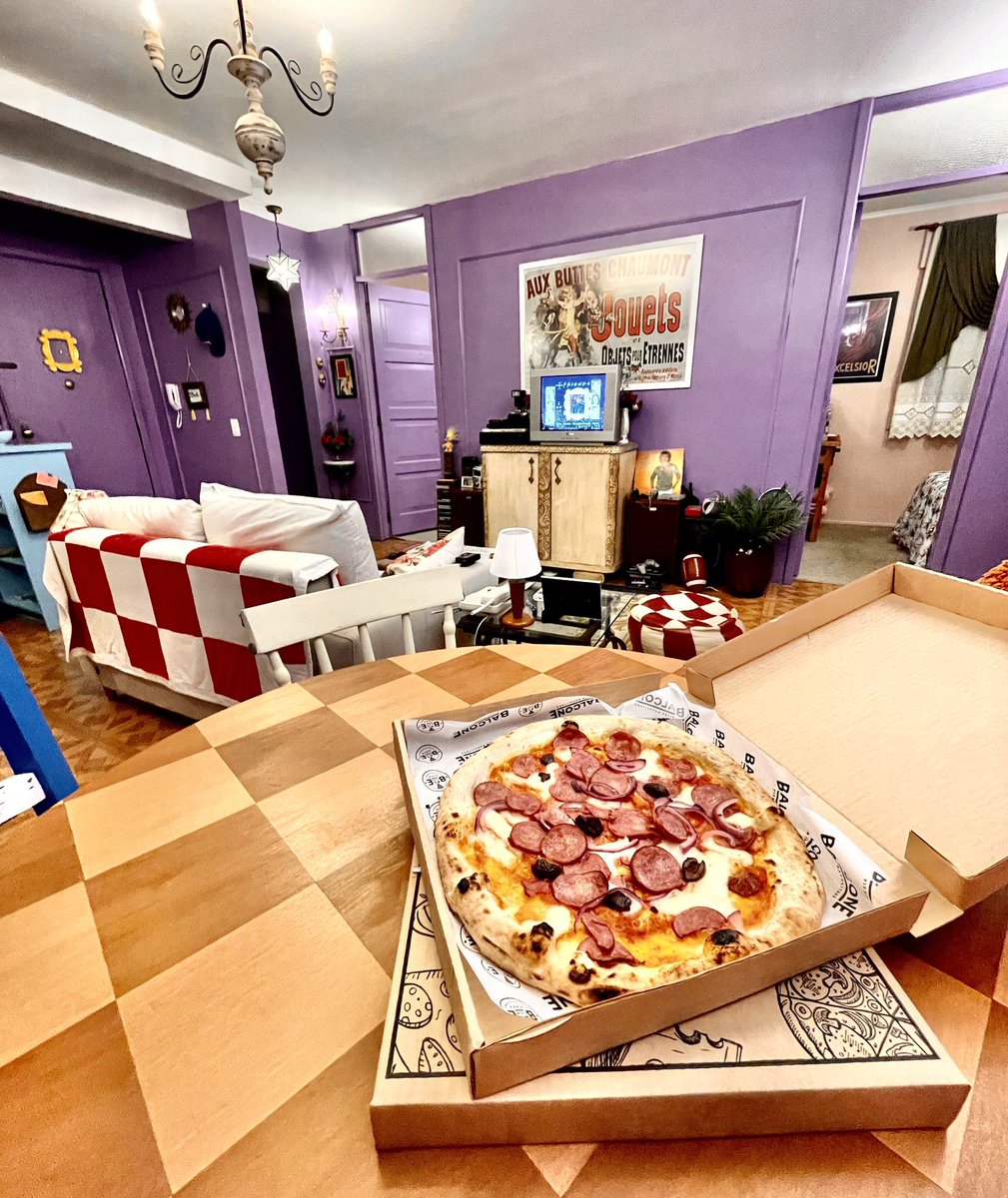 Dia da pizza sendo bem comemorado, Joey quase nem gosta, né 😅🍕