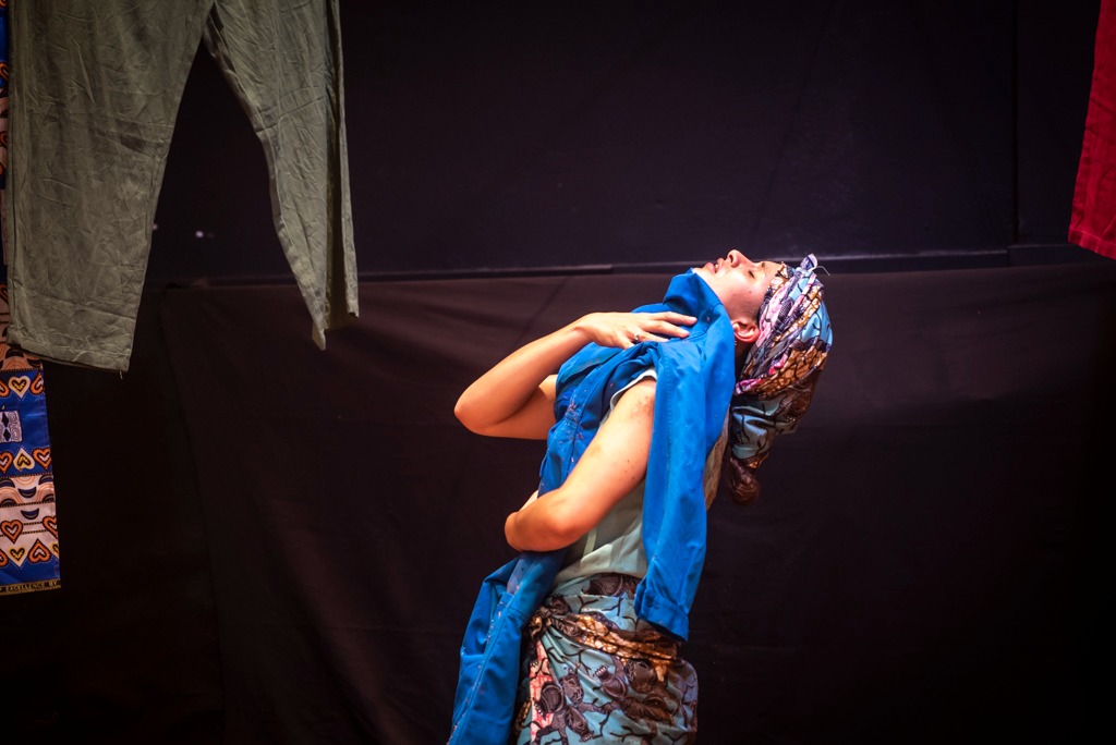 #TiensTonCoeur une pièce de théâtre émouvante de #KouamTawa en tournée au 🇨🇲. Elle a déjà trouvé son public à #Yaoundé  #Douala et #Souza. La compagnie voyage vers #Bafoussam. La mise en scène est touchante, la musique envoûtante et #AnaLorvo irrésistible. A voir bientôt en 🇨🇵