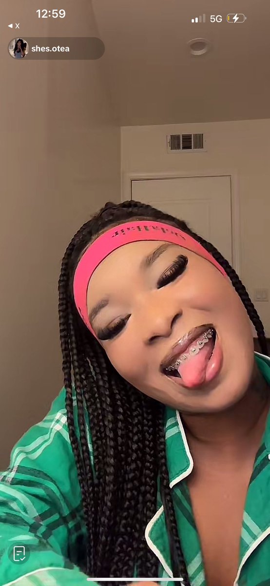 hardhatgoddess's tweet photo. Shes.otea on live looking like a 
human powdered donut 🤣💀 https://t.co/pFsfJaCYhc