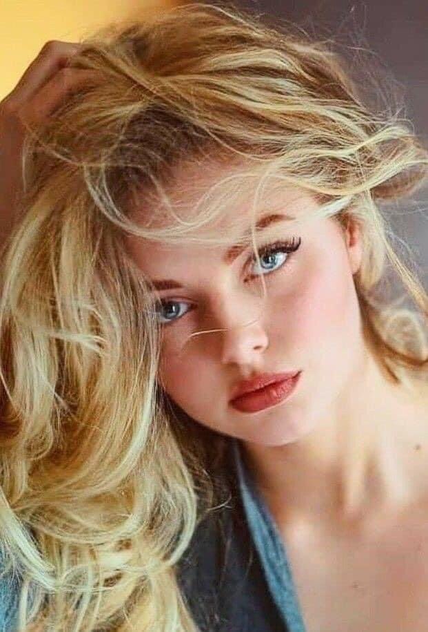 أحبك مو سوالف بآخر الليل 
أحبك حب الدمع بعيون الأيتام 
من كد ما أحبك بس أسولف بيك 
حفرتك بين جلدي وبين العظام 
لو بيدي أجيبك لجوة بالبيت
 وبلمعرض أحطك واقفل الجام