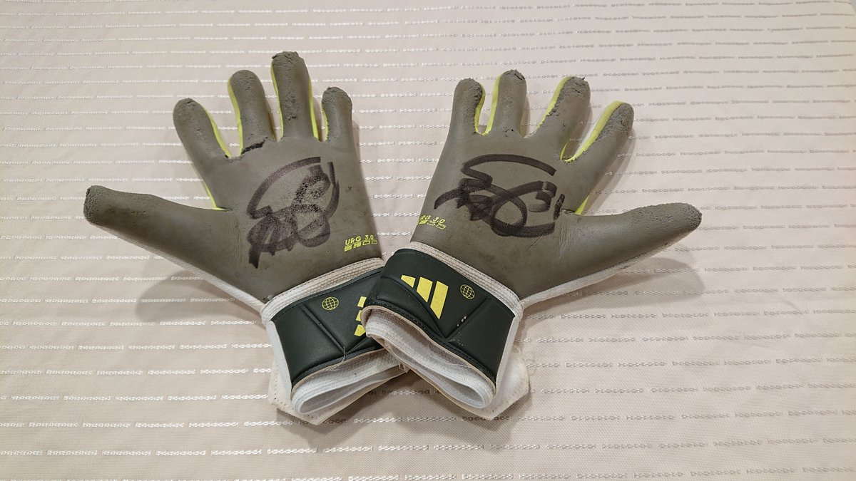 KICKOFFKUMAMOTO's tweet photo. 佐藤史騎選手のサイン入りキーパーグローブを１名の方にプレゼント！！
①このアカウントをフォロー！
②この投稿を引用リポスト！
これで応募完了です！番組の感想などもお待ちしています。締め切りは、7月17日(水)までです。 https://t.co/vQE9yLC4xx