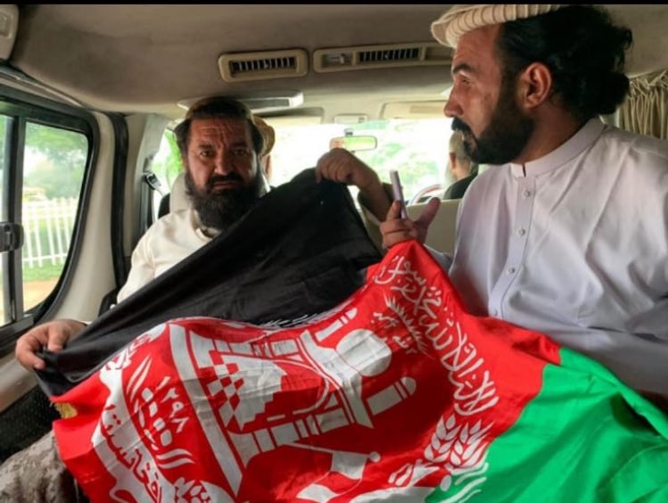 ملي بيرغ هم پرې مئين و
ځکه تر ګوره بدرګه ورسره ځينه!

<a href="/GilamanPashten/">Gilaman Wazir</a>
