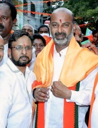 SandeepGandla4's tweet photo. కరీంనగర్ ఎంపీ,కేంద్ర హోమ్ శాఖ సహాయ మంత్రి శ్రీ బండి సంజయ్ కుమార్ అన్న గారికి హృదయపూర్వక జన్మదిన శుభాకాంక్షలు 💐💐💐
@bandisanjay_bjp
#HBDBandiSanjayKumar  @bandisanjay_bjp @BSKOffice https://t.co/mbgUga6uBy