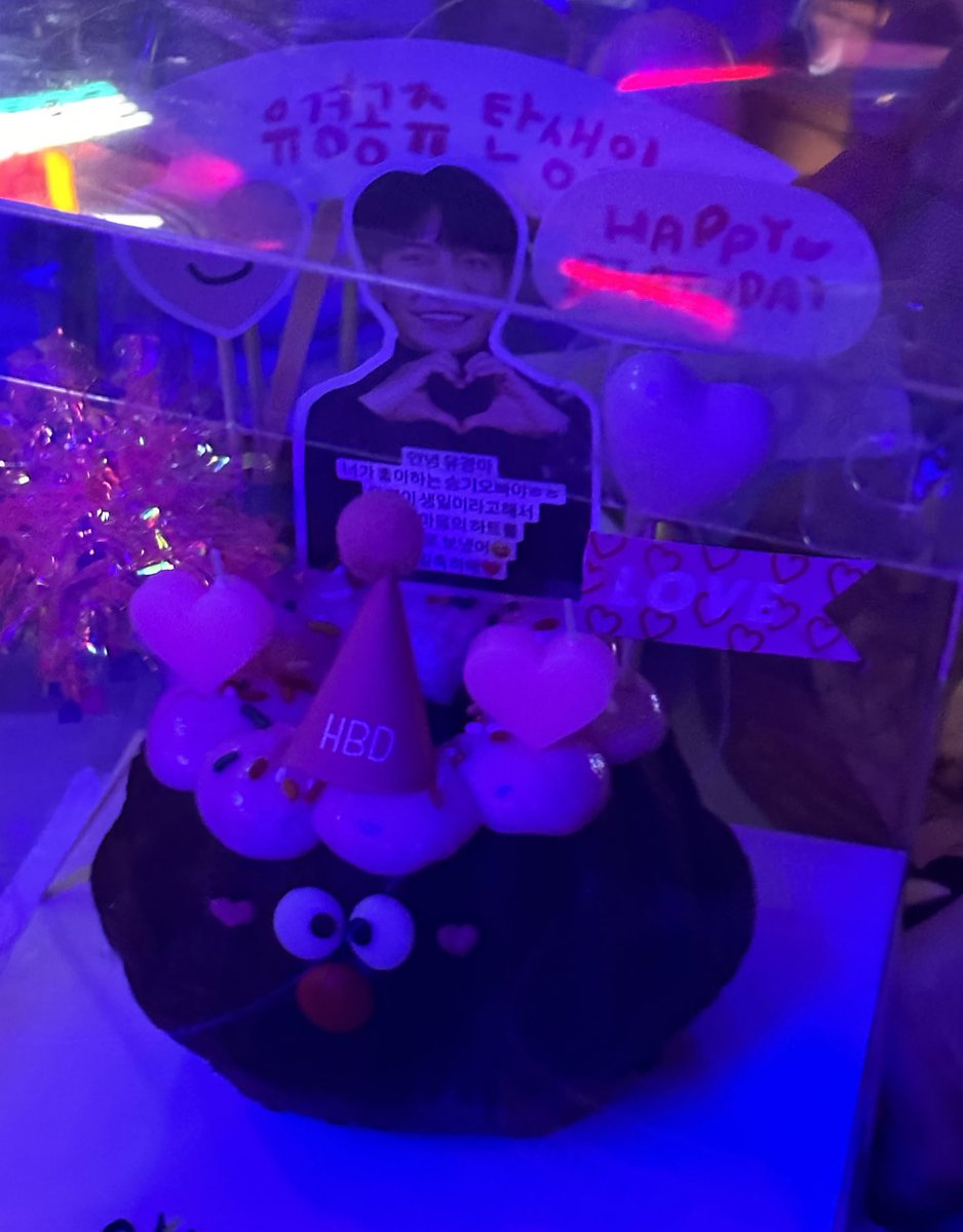 ㅋㅎㅋㅎㅋㅎㅋㅎㅋㅎㅋ 생일이라고 남자친구가 해준 케이크인데 승기 좋아한다고 저렇게 이승기 사진 넣어서 해준거 ,,, 재밌고 웃김ㅋㅋㅋㅋㅋㅋㅋㅋㅋㅋㅋㅋㅋㅋㅋ