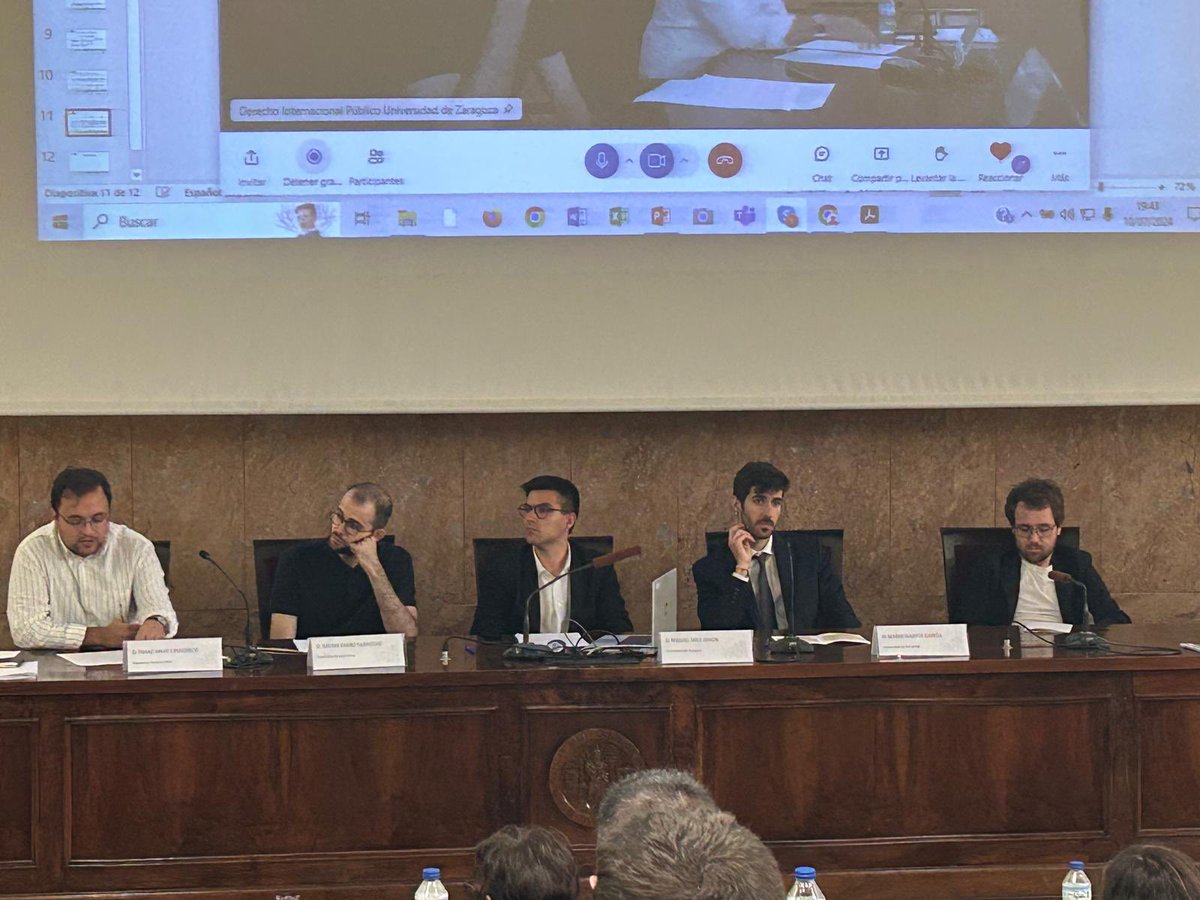 Els nostres companys <a href="/DAmatiPuigsech/">Didac Amat</a> i <a href="/lesterfx14/">Xavier Farré Fabregat</a> presentant la seva recerca a "Iniciativas normativas para avanzar hacia la transición ecológica" a la <a href="/unizar/">Universidad Zaragoza</a> #AcademiaWeirdSummerFun🥳