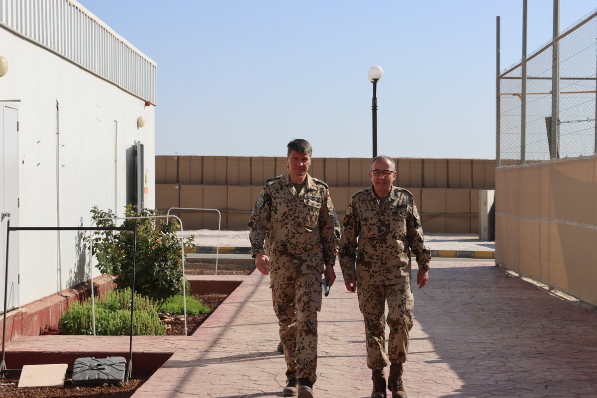 Bw_Einsatz's tweet photo. Der @BundeswehrGI General Carsten Breuer informierte sich bei dem Einsatzkontingent der #BundeswehrimEinsatz bei #CounterDaesh und #CapacityBuildingIraq, unter der Führung von Oberst Jürgen Schönhöfer, im jordanischen Al-Asraq über die Lage vor Ort. https://t.co/4txYime6Yo