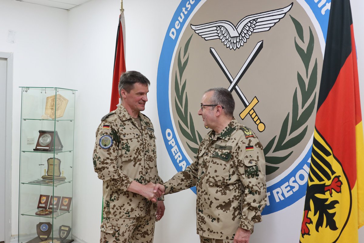 Bw_Einsatz's tweet photo. Der @BundeswehrGI General Carsten Breuer informierte sich bei dem Einsatzkontingent der #BundeswehrimEinsatz bei #CounterDaesh und #CapacityBuildingIraq, unter der Führung von Oberst Jürgen Schönhöfer, im jordanischen Al-Asraq über die Lage vor Ort. https://t.co/4txYime6Yo